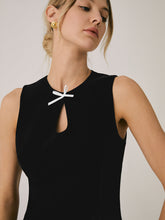 Kurzes Kleid mit Minischleife